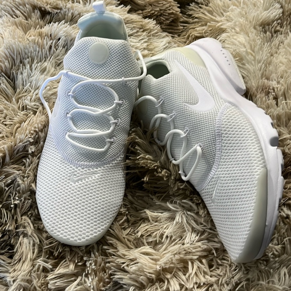 New! Never been worn Nike women’s light comfort sneakers